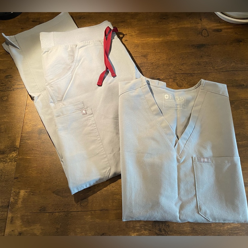 FIGS M Scrub Set